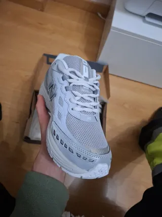 Zapatillas New Balance Plata y Blanco