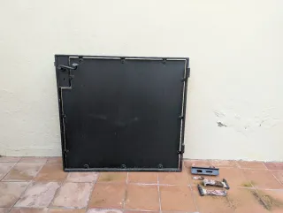 Puerta de hierro con cerradura y bisagras