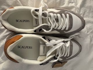 Zapatillas Scalpers grises y blancas