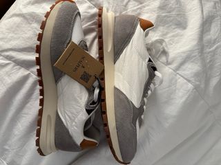 Zapatillas Scalpers grises y blancas