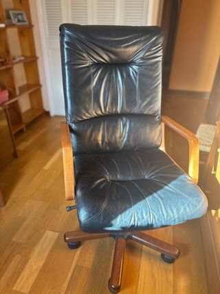 Silla de despacho clásica de madera y piel.