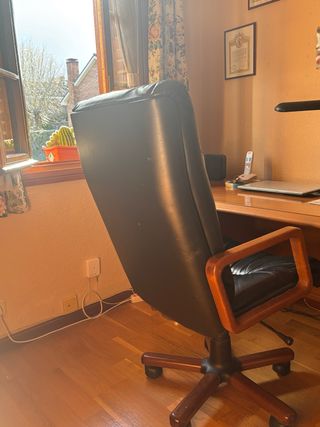 Silla de despacho clásica de madera y piel.