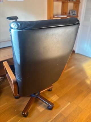 Silla de despacho clásica de madera y piel.
