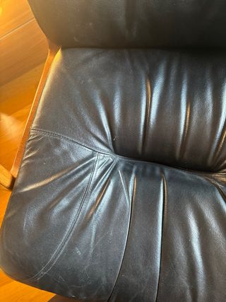 Silla de despacho clásica de madera y piel.