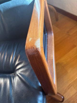 Silla de despacho clásica de madera y piel.