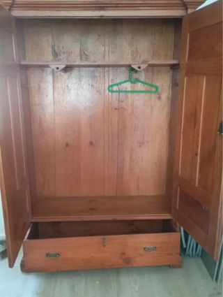Armario de madera maciza