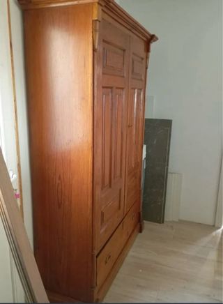 Armario de madera maciza