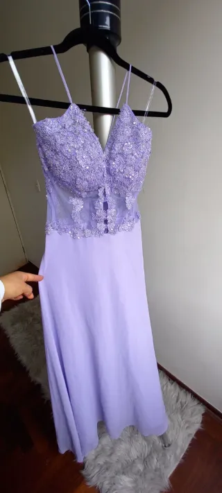 Vestido de fiesta color lila para toda ocasión.