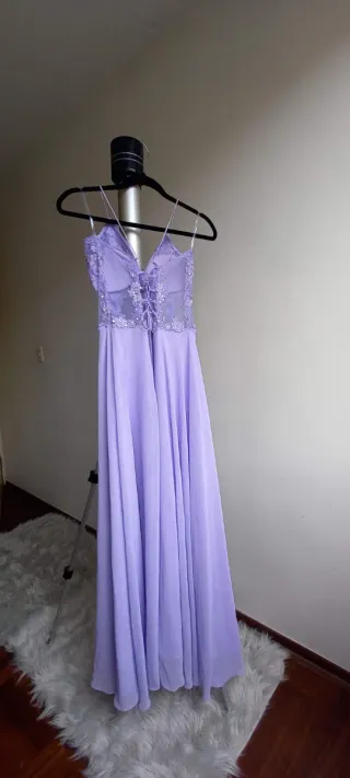 Vestido de fiesta color lila para toda ocasión.