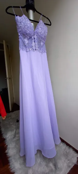 Vestido de fiesta color lila para toda ocasión.