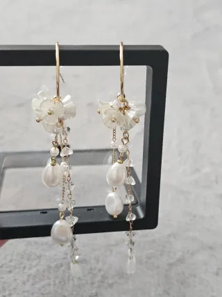 Pendientes largos dorados con perlas y flores