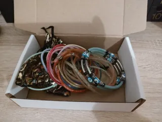 Scatola vintage con braccialetti