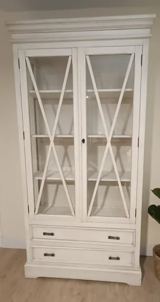 Vitrina madera blanca envejecida con puertas de cr