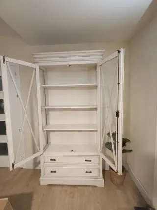 Vitrina madera blanca envejecida con puertas de cr