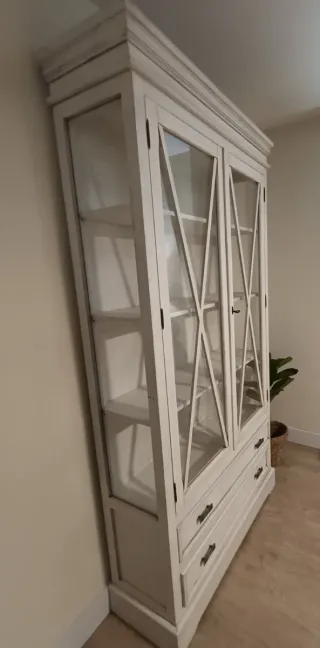 Vitrina madera blanca envejecida con puertas de cr