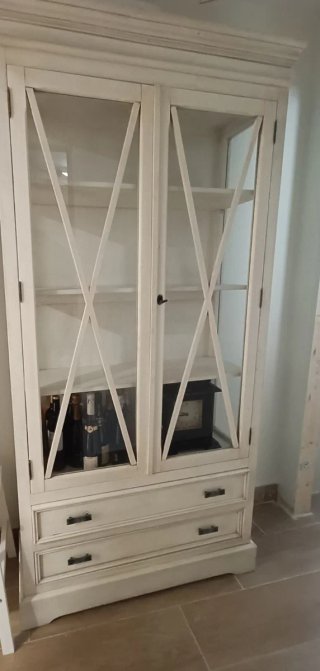 Vitrina madera blanca envejecida con puertas de cr