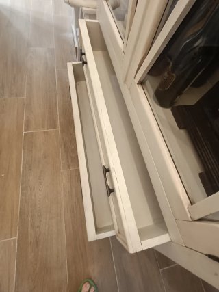 Vitrina madera blanca envejecida con puertas de cr