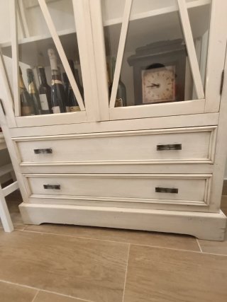Vitrina madera blanca envejecida con puertas de cr