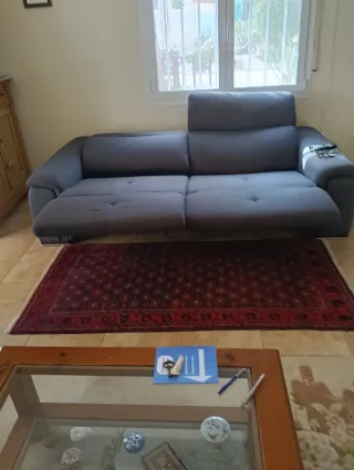 Divano relax elettrico grigio, ha diverse posizioni