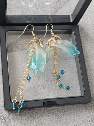 Pendientes largos dorados con abalorios