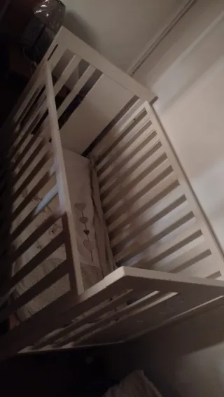 Cuna de madera blanca