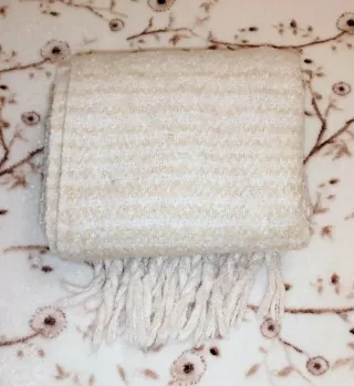 Bufanda beige y rosa con flecos