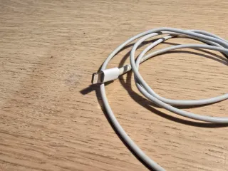 Cargador Apple 10W con Cable USB a lightning.