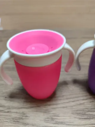 2 Vasos Anti goteo Munchkin y el tercero de regalo