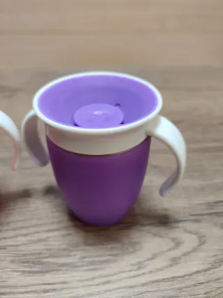 2 Vasos Anti goteo Munchkin y el tercero de regalo
