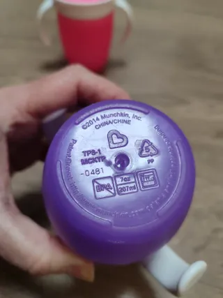 2 Vasos Anti goteo Munchkin y el tercero de regalo