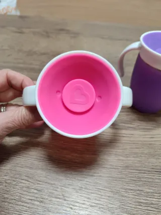 2 Vasos Anti goteo Munchkin y el tercero de regalo