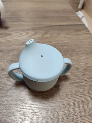 2 Vasos Anti goteo Munchkin y el tercero de regalo