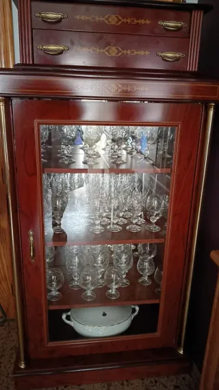 Mueble vitrina madera y cristal
