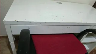 Escritorio blanco y silla negra