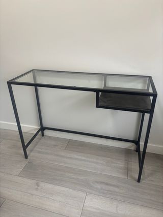 Escritorio de vidrio y metal negro