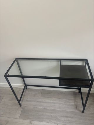 Escritorio de vidrio y metal negro