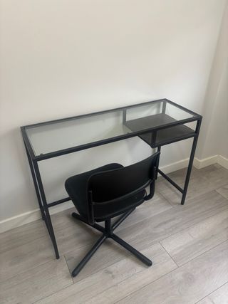Escritorio de vidrio y metal negro