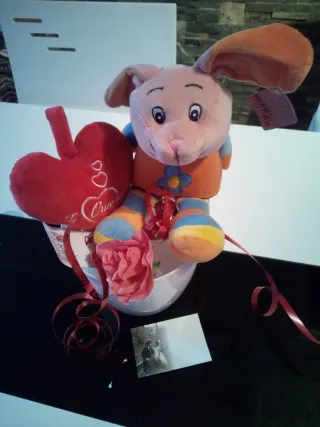 Conejo de peluche naranja y rosa