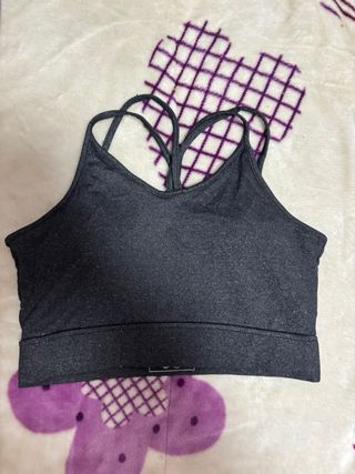 Top deportivo negro y gris