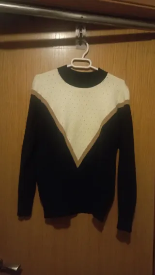 Jersey negro con vivo beige y camel.