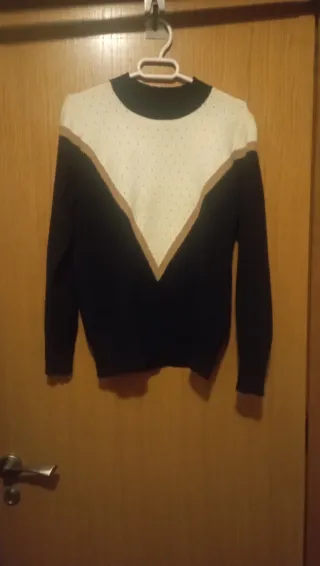 Jersey negro con vivo beige y camel.