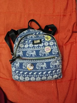 Bolso azul y blanco con elefantes