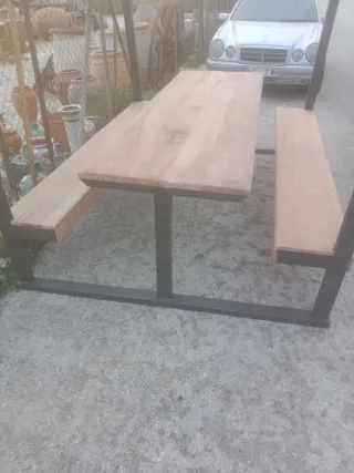 Pérgola de metal y madera