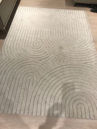 Alfombra beige y blanca