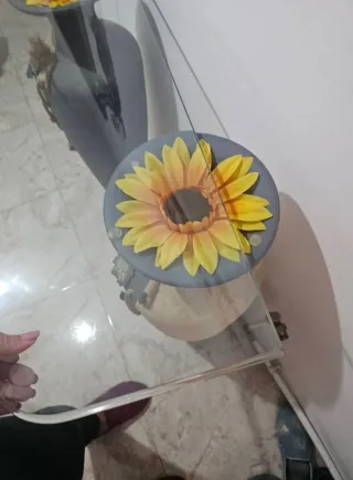 Mesa consola con jarrones de cerámica y cristal