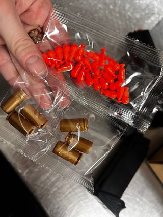 Pistola Semiautomática con Accesorios