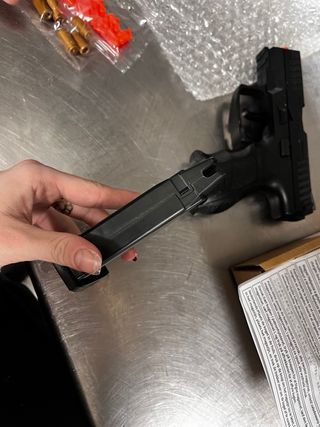 Pistola Semiautomática con Accesorios