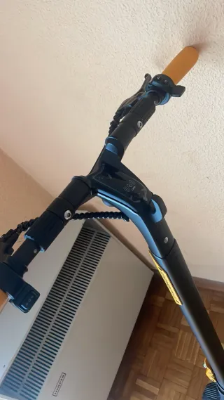 Patinete Eléctrico Negro y Amarillo