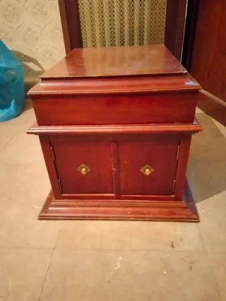 Gramófono de madera antiguo