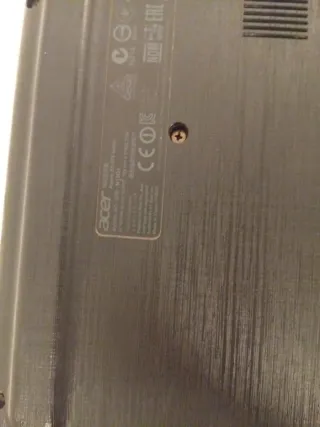 Ordenador portátil amarillo y negro